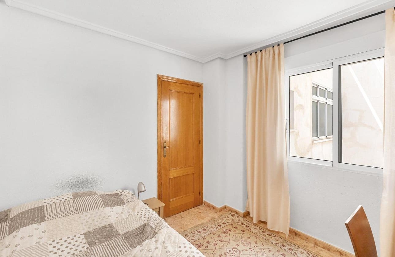 Ático de 3 habitaciones en Torrevieja en venta con piscina garaje - 175.000 € (Ref: 10187504)