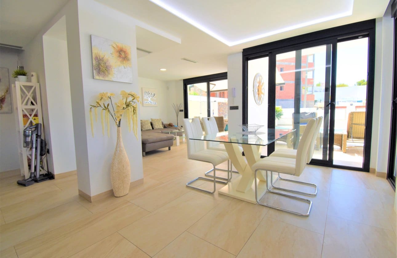 3 bedroom Villa for sale in Villamartin with pool - € 475,000 (Ref: 8966225)