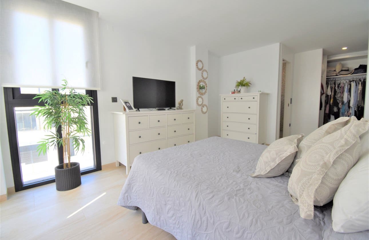 3 bedroom Villa for sale in Villamartin with pool - € 475,000 (Ref: 8966225)