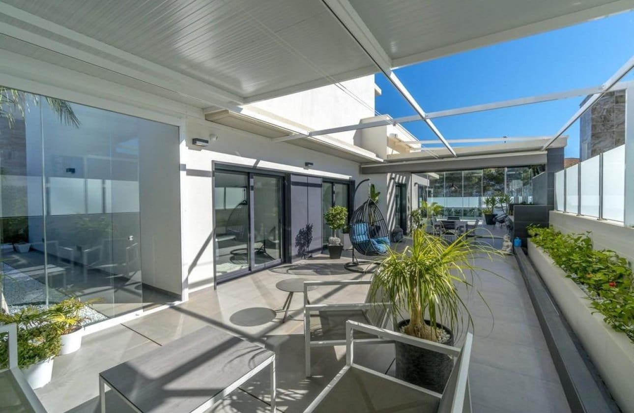 Chalet de 3 habitaciones en Campoamor en venta con piscina - 1.250.000 € (Ref: 8971275)