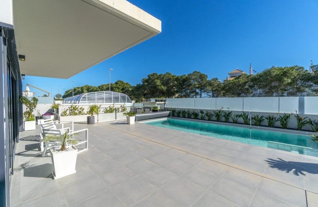 Chalet de 3 habitaciones en Campoamor en venta con piscina - 1.250.000 € (Ref: 8971275)