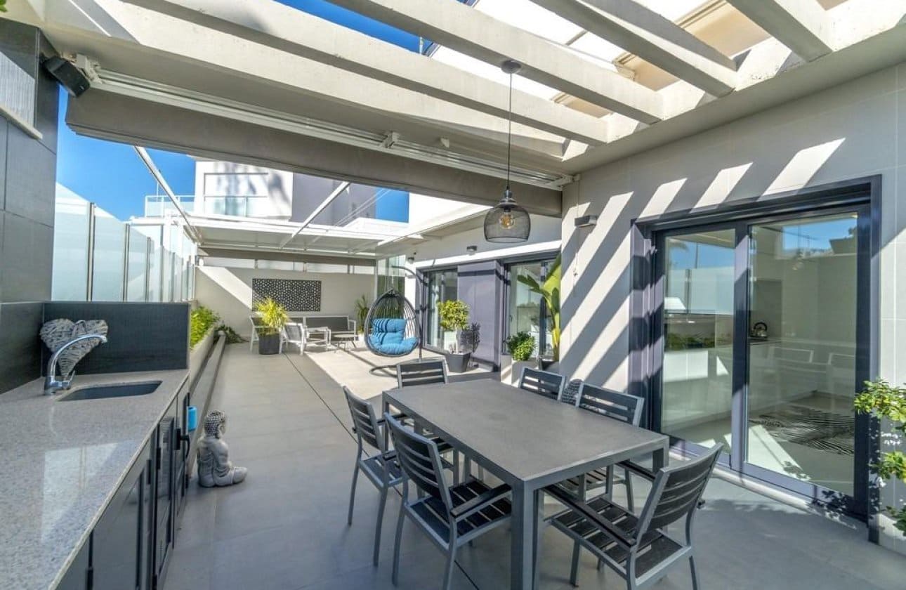 Chalet de 3 habitaciones en Campoamor en venta con piscina - 1.250.000 € (Ref: 8971275)