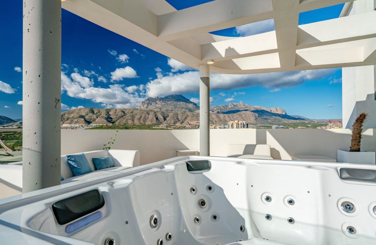 3 slaapkamer Appartement te koop in Benidorm met zwembad - € 1.550.000 (Ref: 8971308)