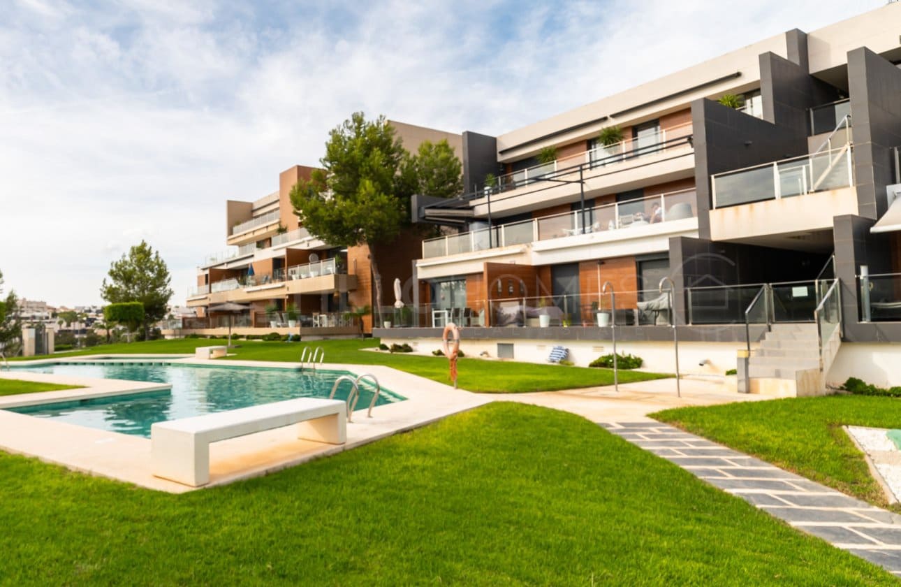 2 Zimmer Apartment zu verkaufen in Villamartin mit Pool - 270.000 € (Ref: 8971314)