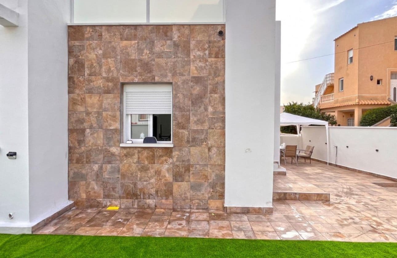 2 makuuhuone Bungalow myytävänä paikassa Playa Flamenca - 219 000 € (Ref: 8989896)