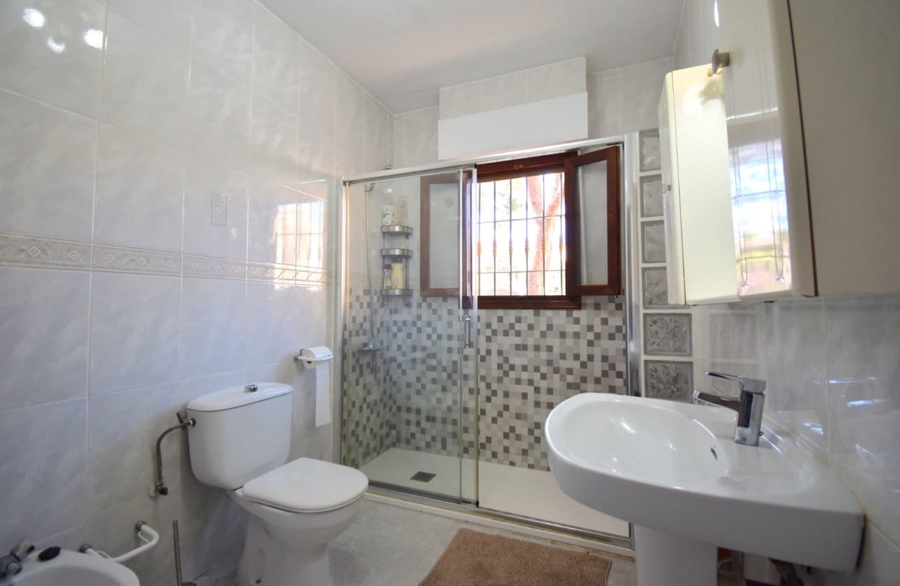 6 bedroom Villa for sale in Villamartin with pool - € 450,000 (Ref: 9134151)