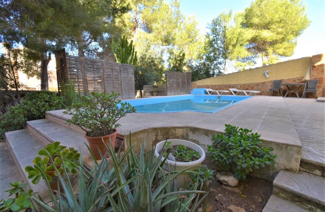 6 bedroom Villa for sale in Villamartin with pool - € 450,000 (Ref: 9134151)