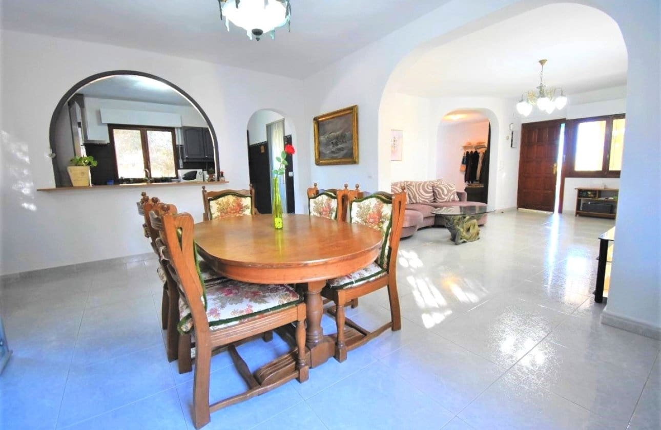6 bedroom Villa for sale in Villamartin with pool - € 450,000 (Ref: 9134151)