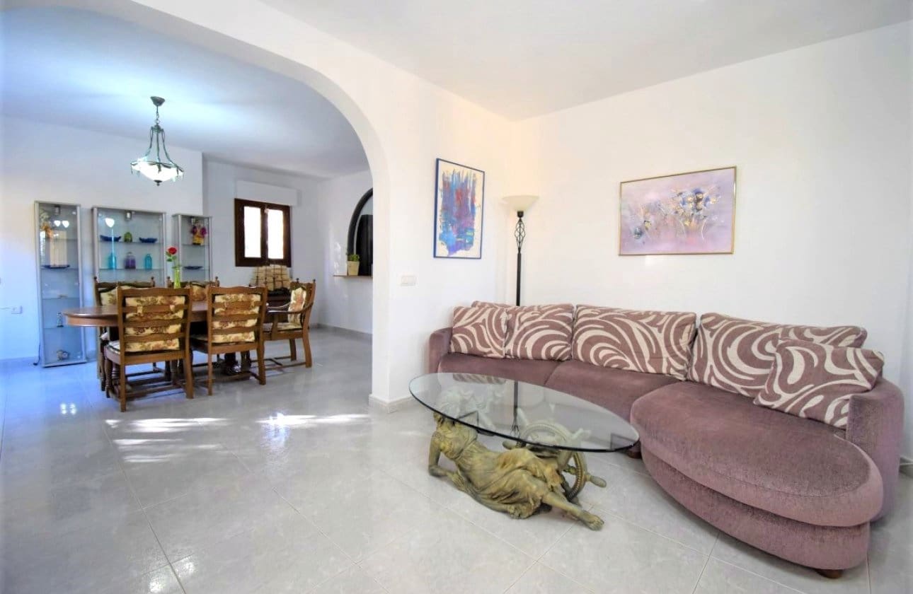 6 bedroom Villa for sale in Villamartin with pool - € 450,000 (Ref: 9134151)