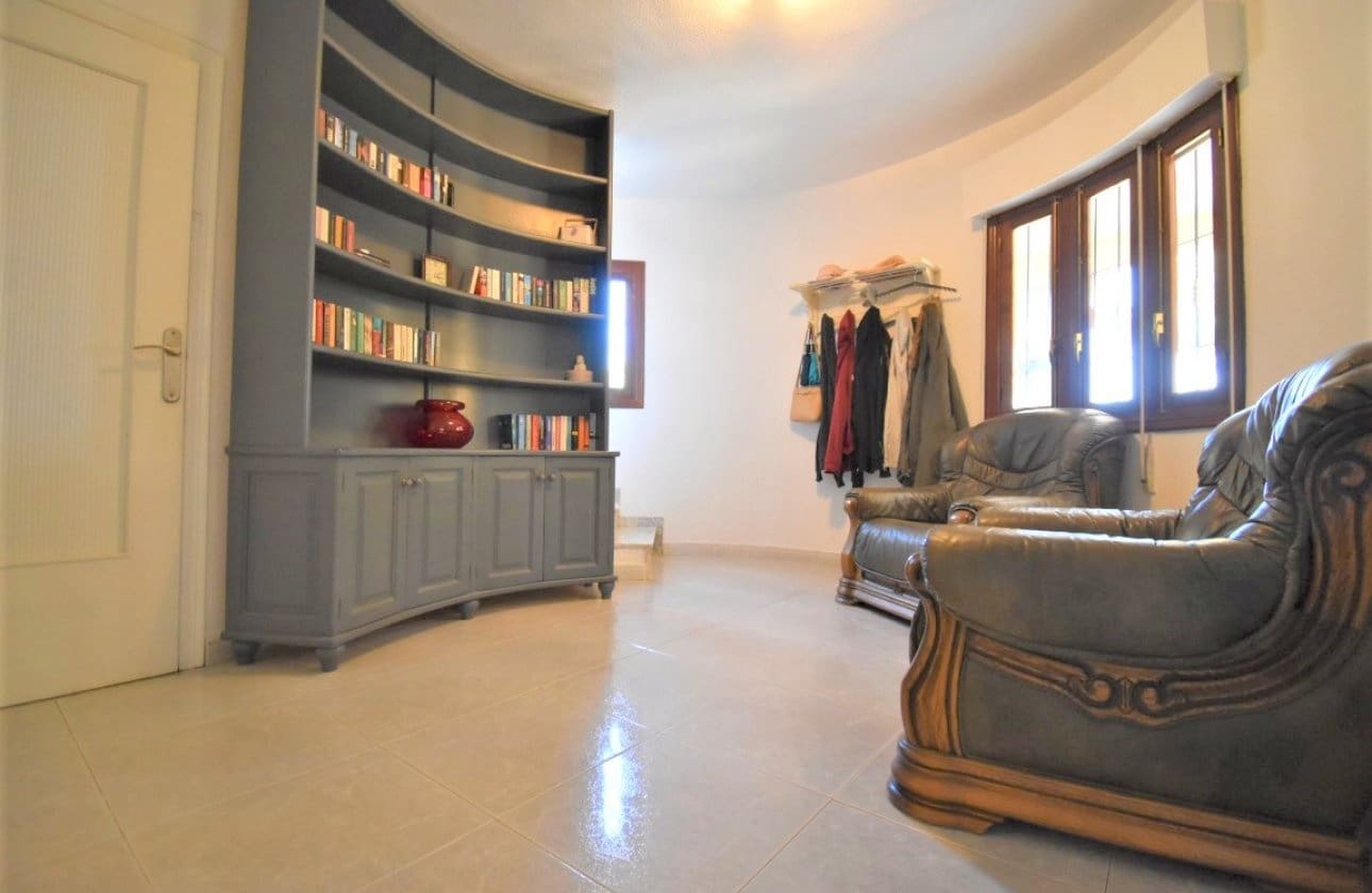 6 bedroom Villa for sale in Villamartin with pool - € 450,000 (Ref: 9134151)