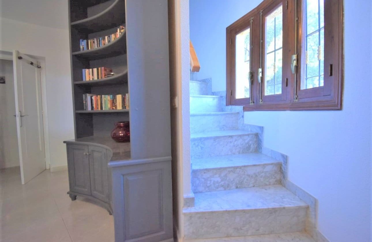 6 bedroom Villa for sale in Villamartin with pool - € 450,000 (Ref: 9134151)