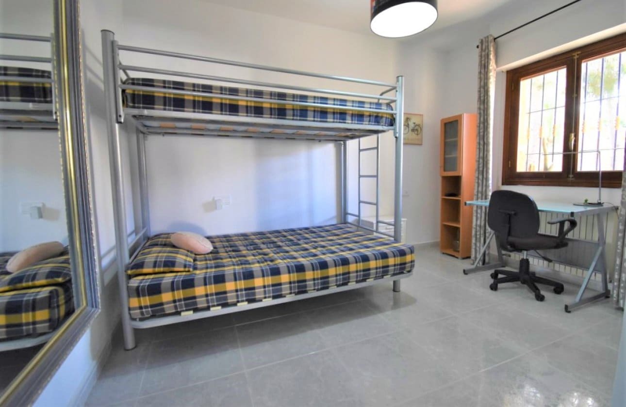 6 bedroom Villa for sale in Villamartin with pool - € 450,000 (Ref: 9134151)