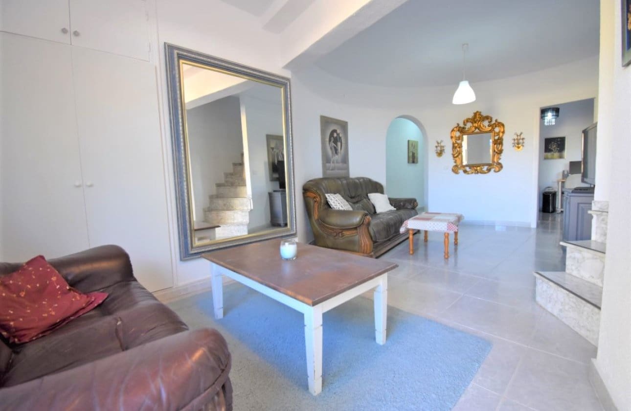 6 bedroom Villa for sale in Villamartin with pool - € 450,000 (Ref: 9134151)