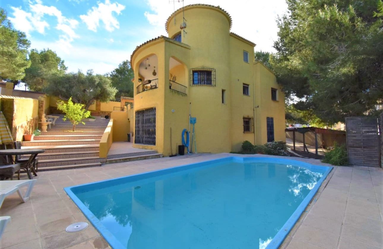 6 bedroom Villa for sale in Villamartin with pool - € 450,000 (Ref: 9134151)