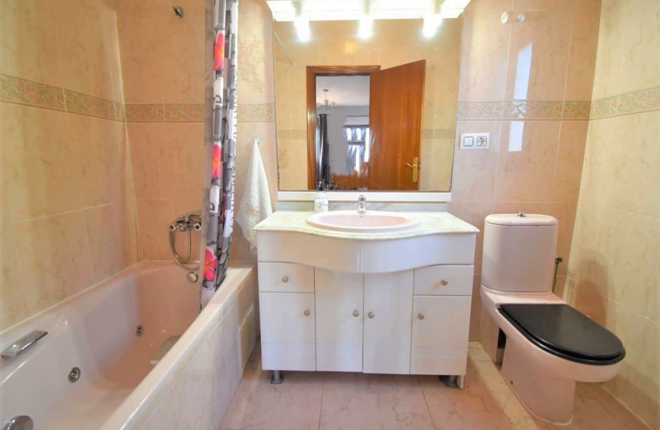 6 bedroom Villa for sale in Villamartin with pool - € 450,000 (Ref: 9134151)