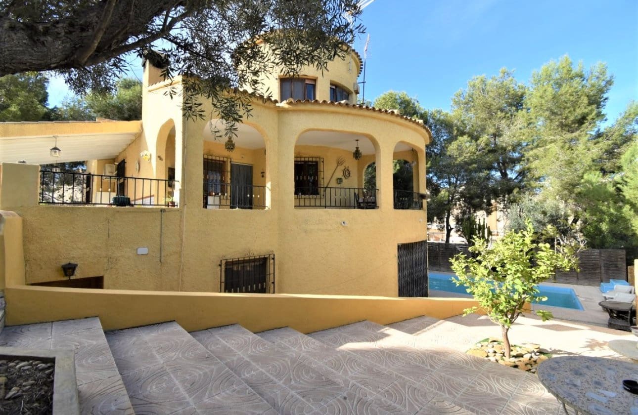 6 bedroom Villa for sale in Villamartin with pool - € 450,000 (Ref: 9134151)