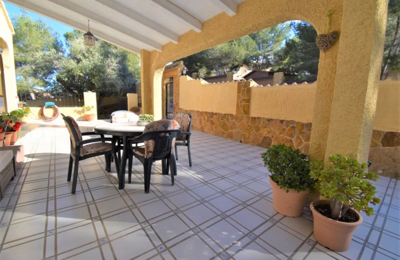 6 bedroom Villa for sale in Villamartin with pool - € 450,000 (Ref: 9134151)