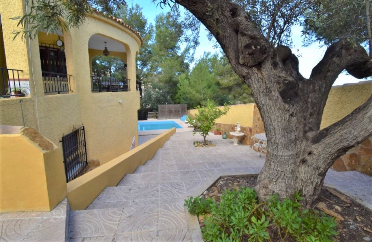 6 bedroom Villa for sale in Villamartin with pool - € 450,000 (Ref: 9134151)