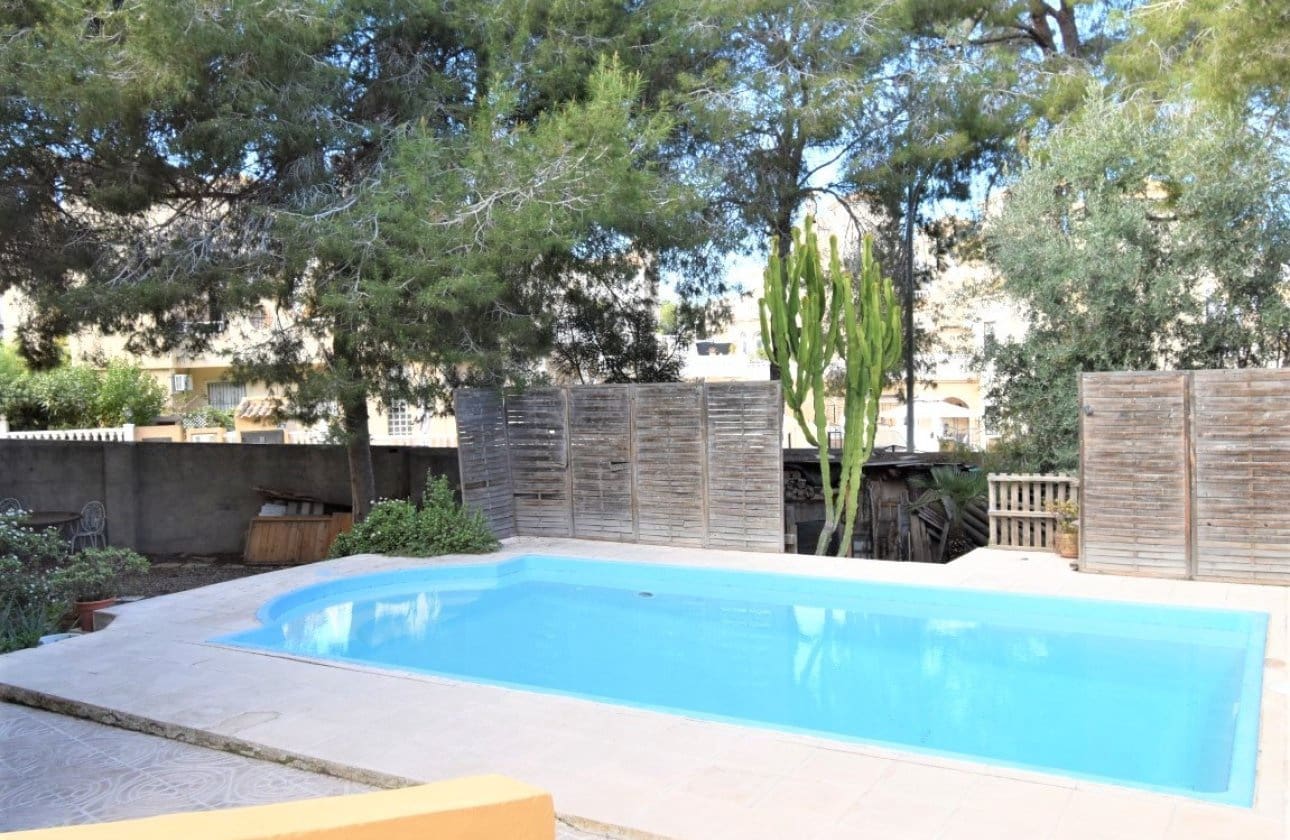 6 bedroom Villa for sale in Villamartin with pool - € 450,000 (Ref: 9134151)