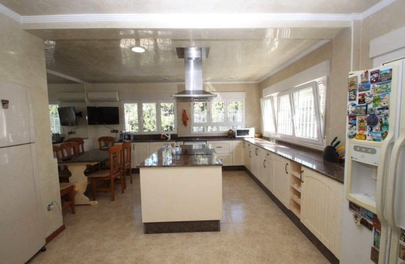 5 bedroom Villa for sale in Cabo Roig - € 1,250,000 (Ref: 9134157)