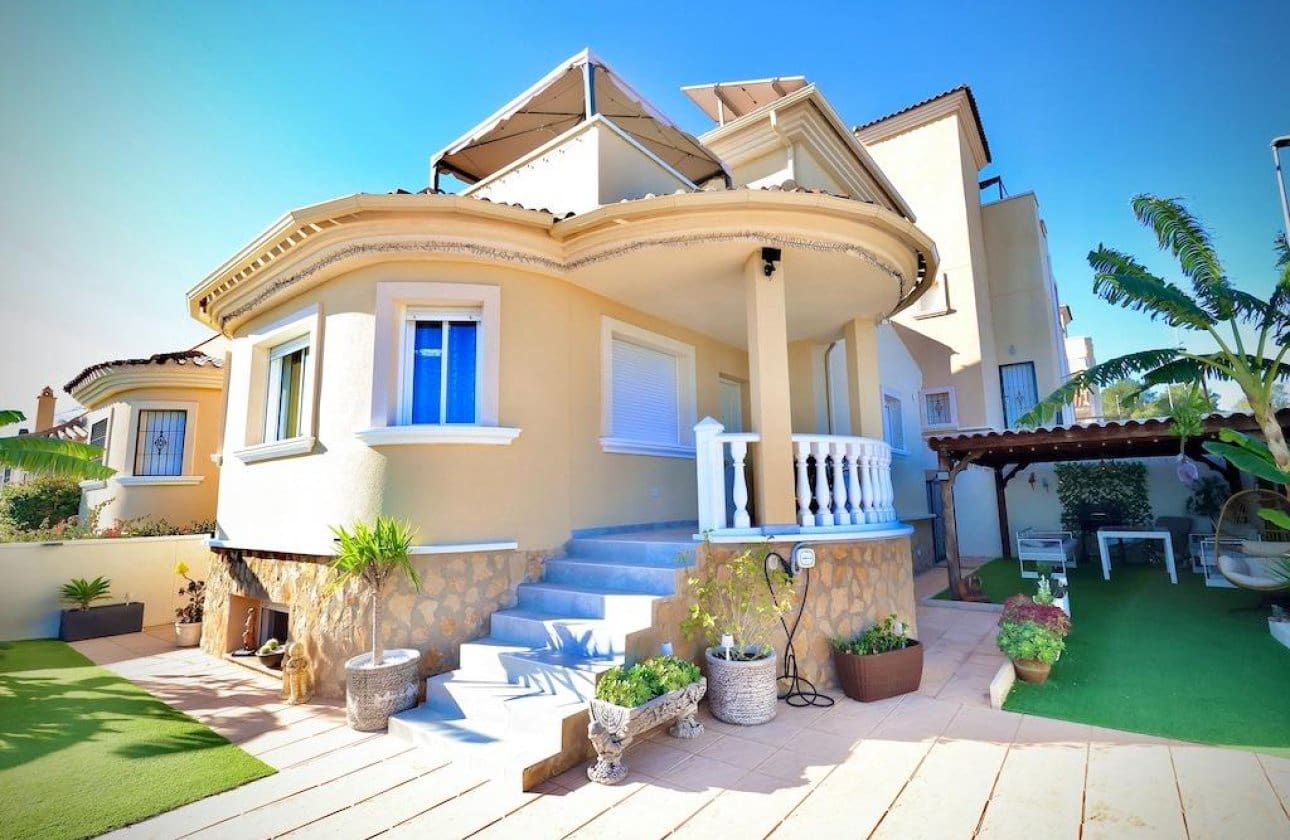 4 slaapkamer Villa te koop in San Miguel de Salinas met zwembad - € 320.000 (Ref: 9134160)