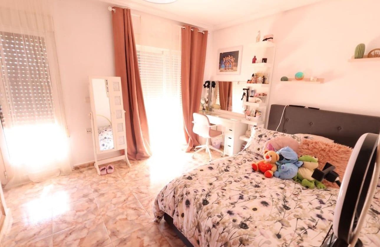 4 soveværelse Erhverv til salg i La Zenia - € 750.000 (Ref: 9134162)