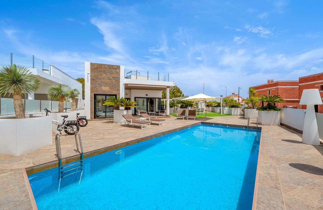 3 Zimmer Villa zu verkaufen in Villamartin mit Pool - 759.000 € (Ref: 9134180)