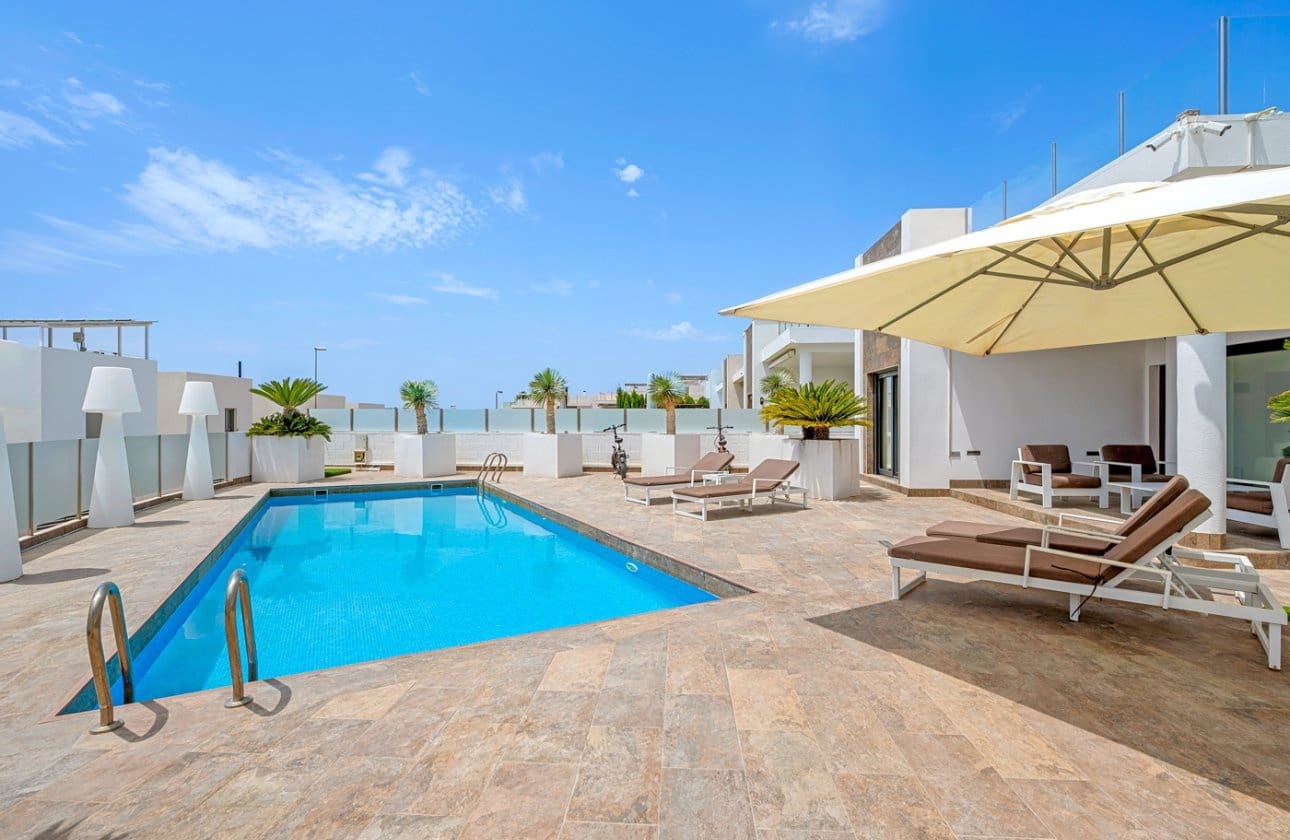 3 Zimmer Villa zu verkaufen in Villamartin mit Pool - 759.000 € (Ref: 9134180)