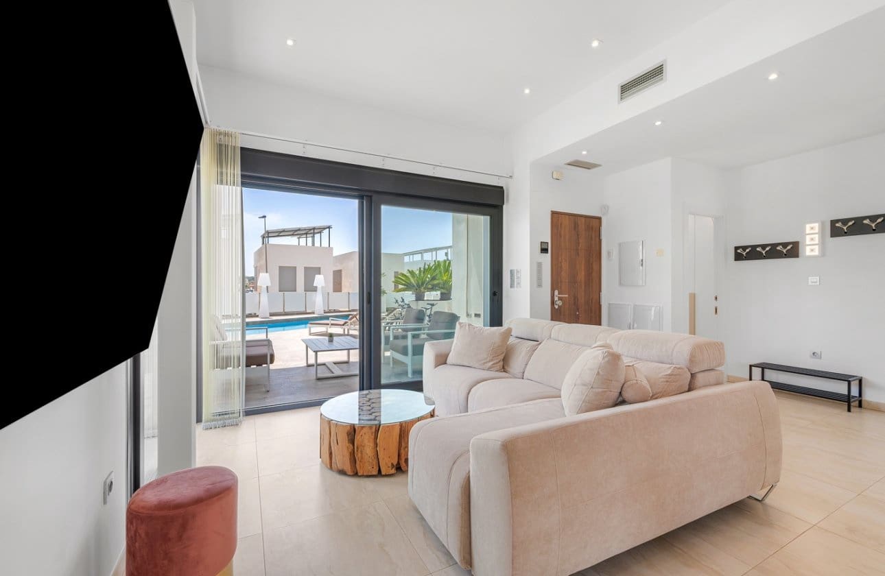 3 Zimmer Villa zu verkaufen in Villamartin mit Pool - 759.000 € (Ref: 9134180)