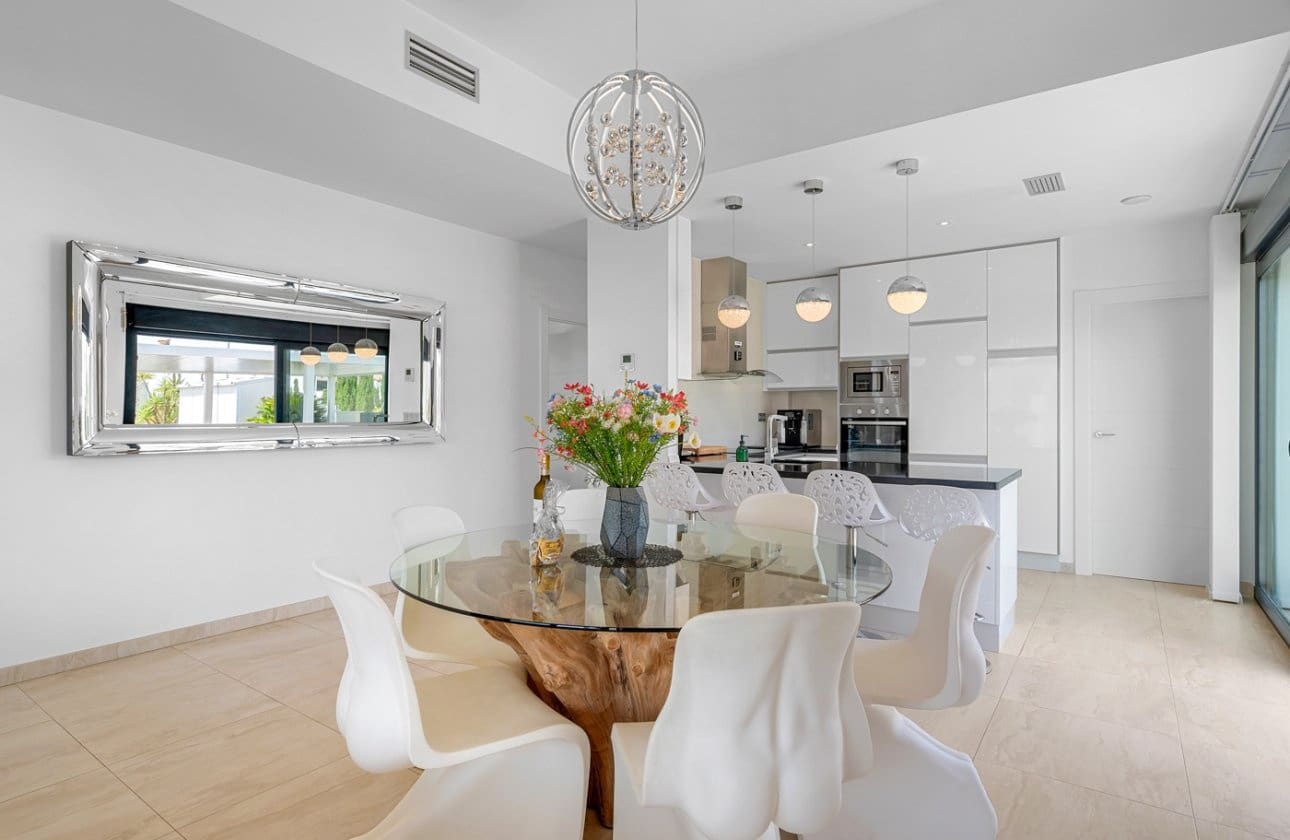 3 Zimmer Villa zu verkaufen in Villamartin mit Pool - 759.000 € (Ref: 9134180)