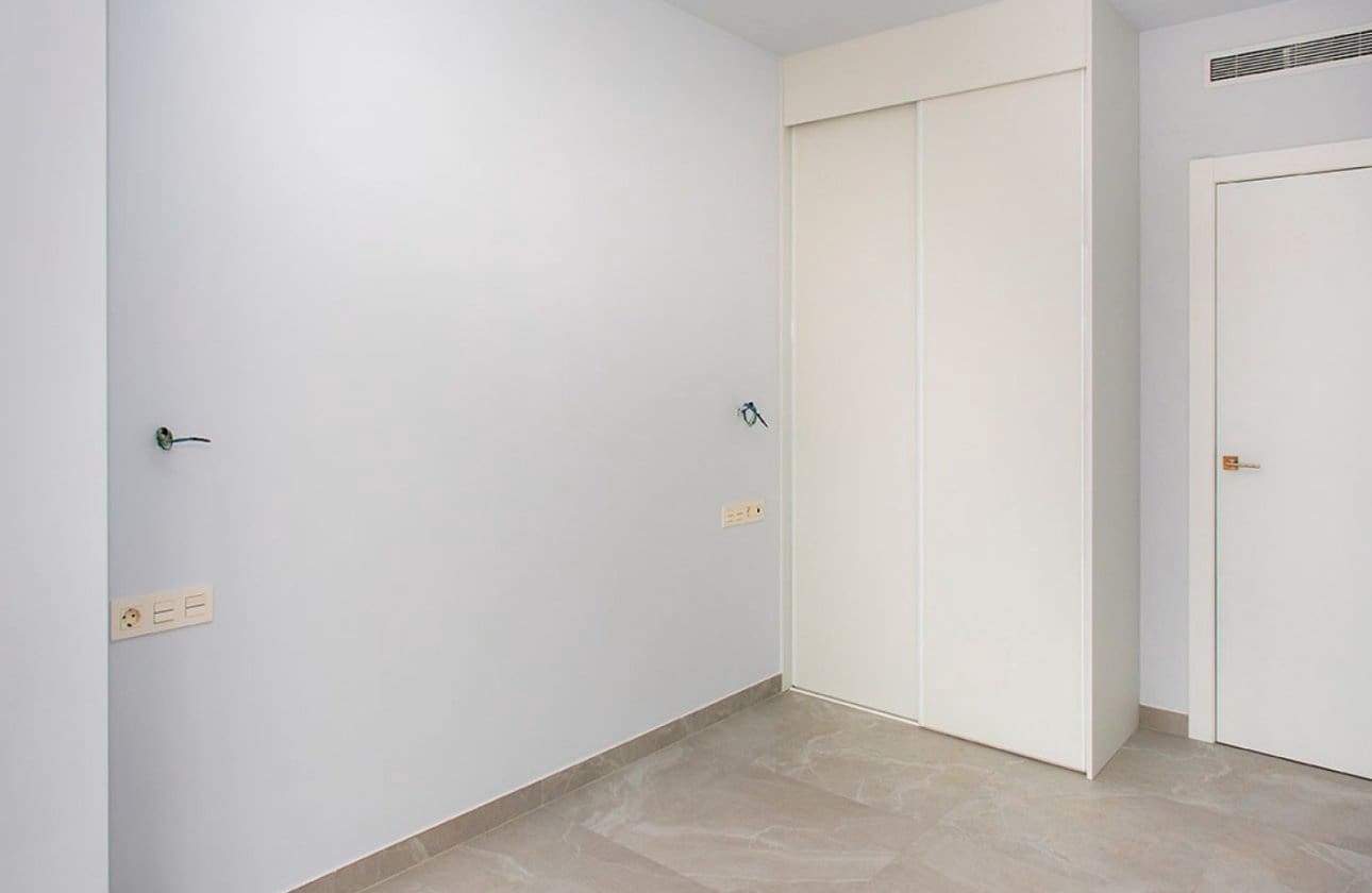 2 Zimmer Apartment zu verkaufen in Torrevieja mit Pool - 300.000 € (Ref: 9134193)