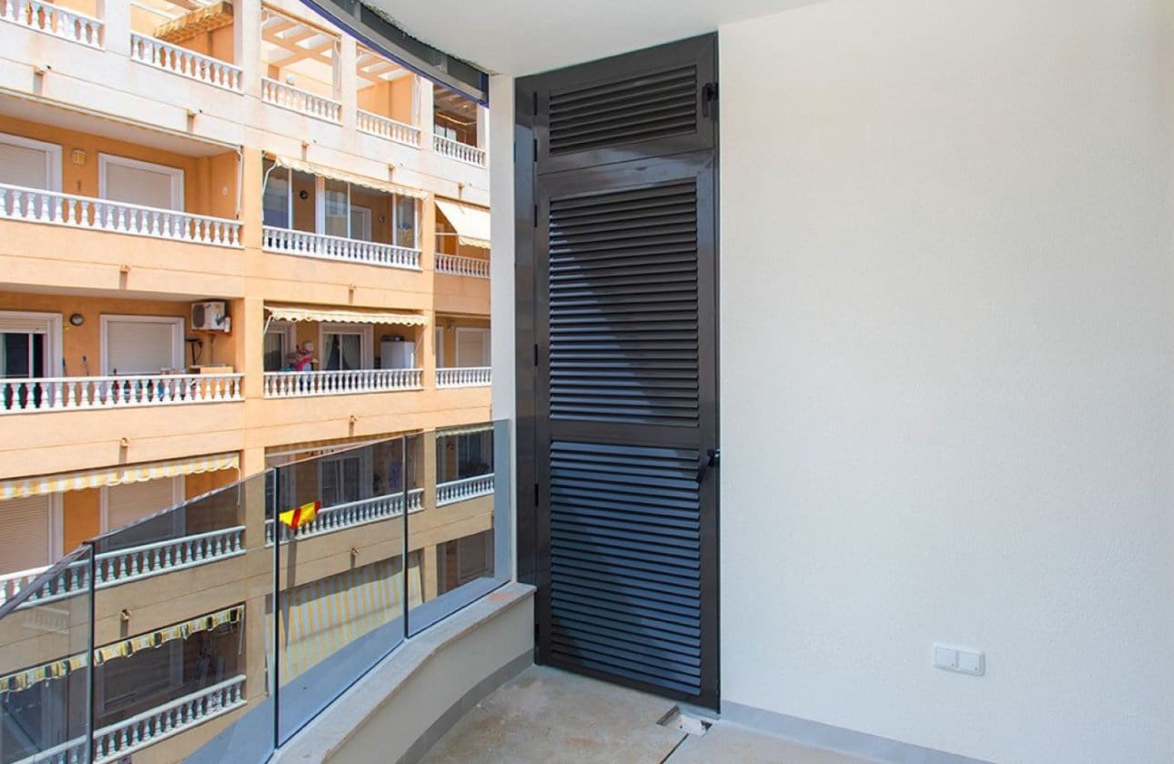 2 Zimmer Apartment zu verkaufen in Torrevieja mit Pool - 300.000 € (Ref: 9134193)