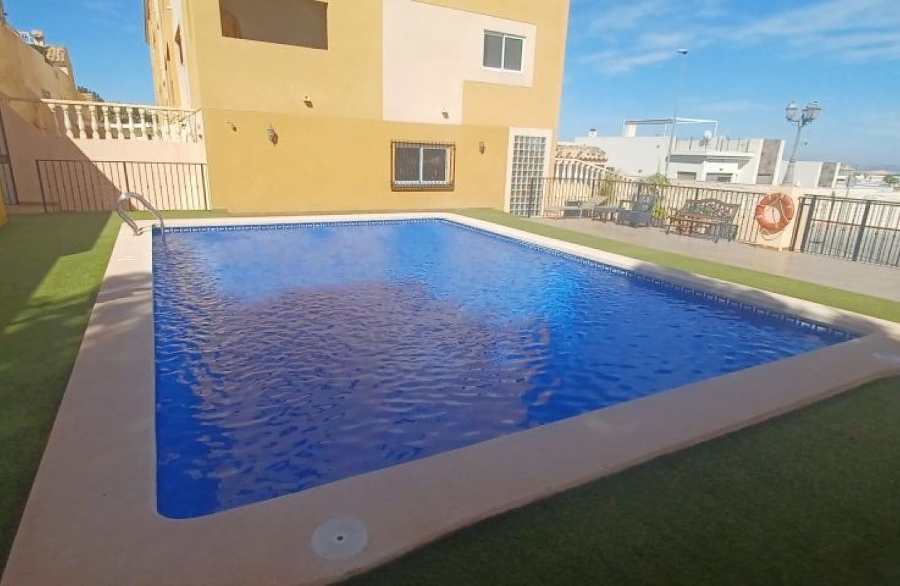 2 soveværelse Penthouse til salg i Orihuela Costa med swimmingpool - € 134.995 (Ref: 9134202)