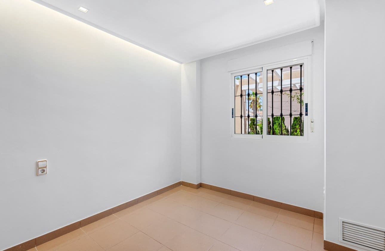 4 soverom Villa til salgs i Torrevieja med svømmebasseng - € 960 000 (Ref: 9137507)