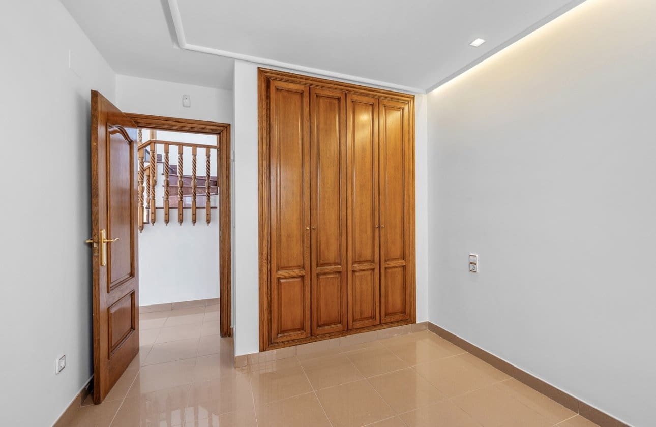 4 soverom Villa til salgs i Torrevieja med svømmebasseng - € 960 000 (Ref: 9137507)