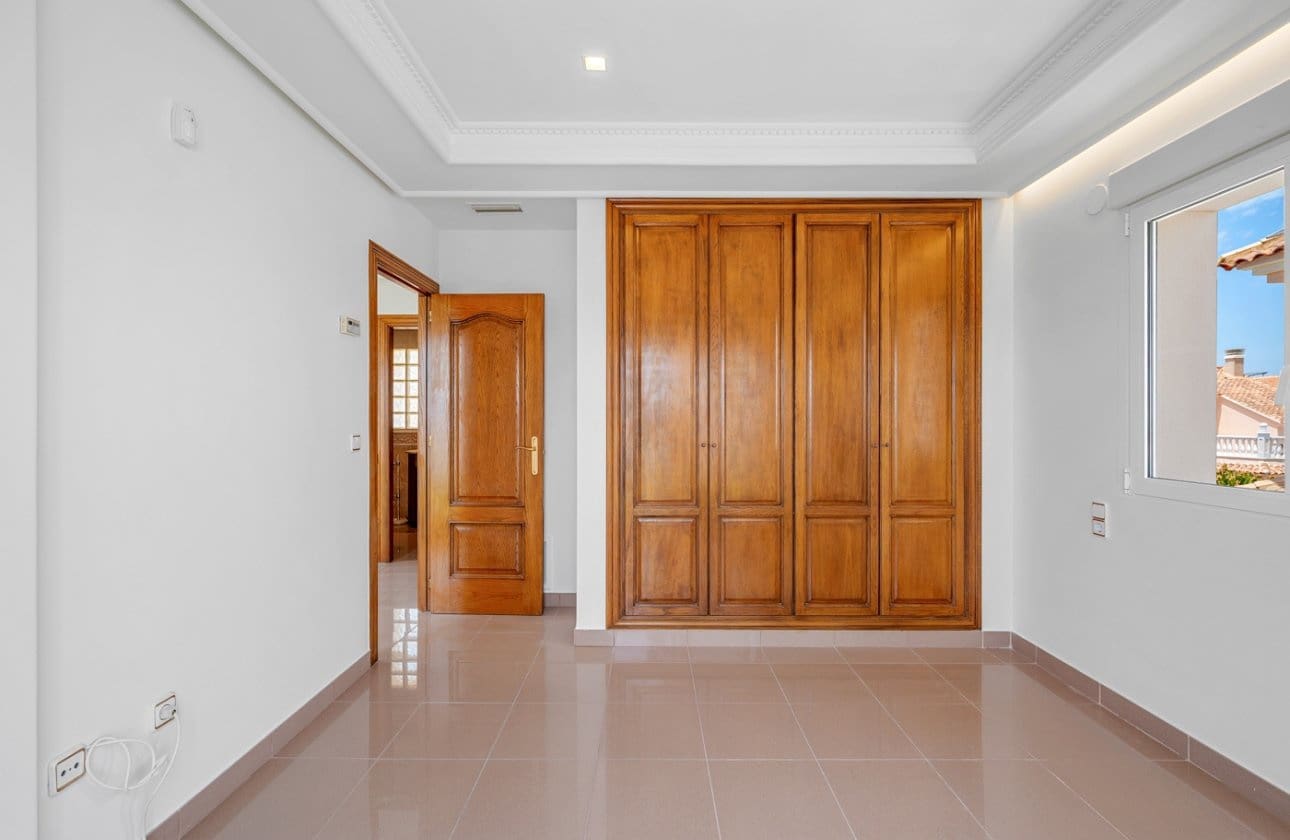 4 soverom Villa til salgs i Torrevieja med svømmebasseng - € 960 000 (Ref: 9137507)