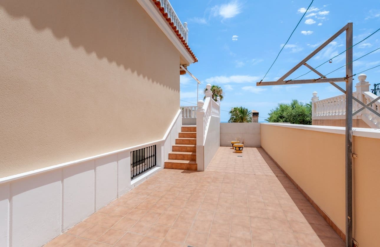 4 soverom Villa til salgs i Torrevieja med svømmebasseng - € 960 000 (Ref: 9137507)