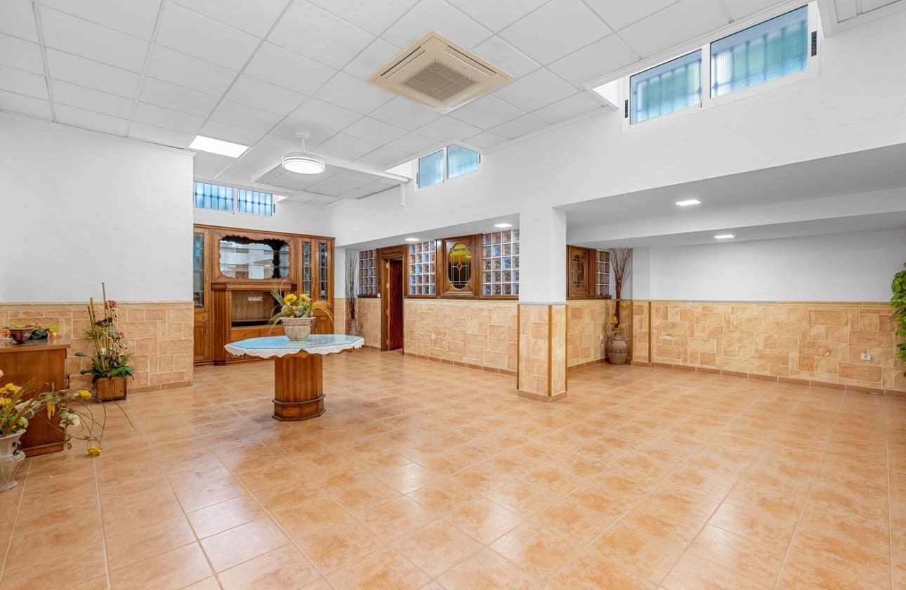 4 soverom Villa til salgs i Torrevieja med svømmebasseng - € 960 000 (Ref: 9137507)