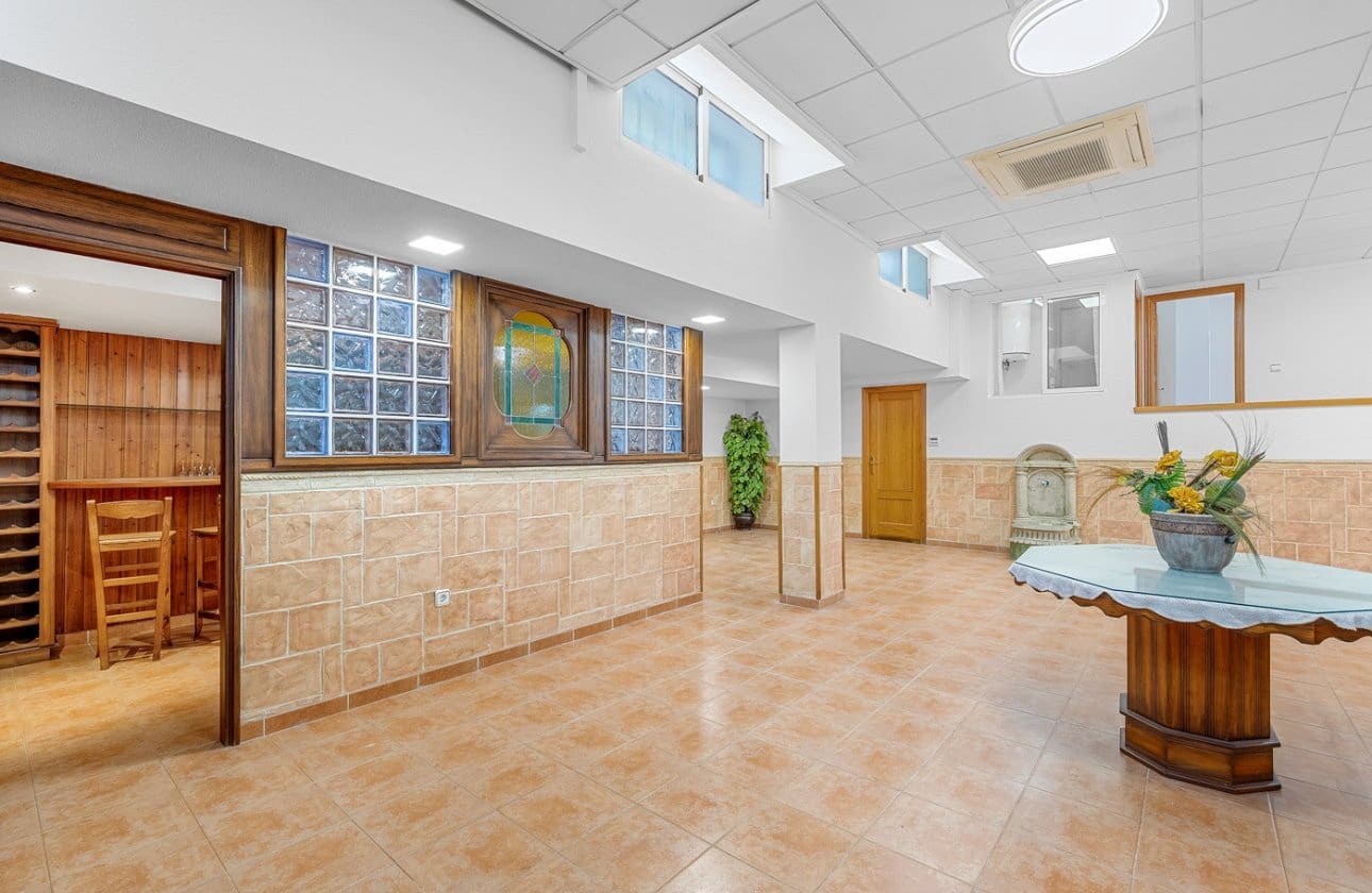 4 soverom Villa til salgs i Torrevieja med svømmebasseng - € 960 000 (Ref: 9137507)