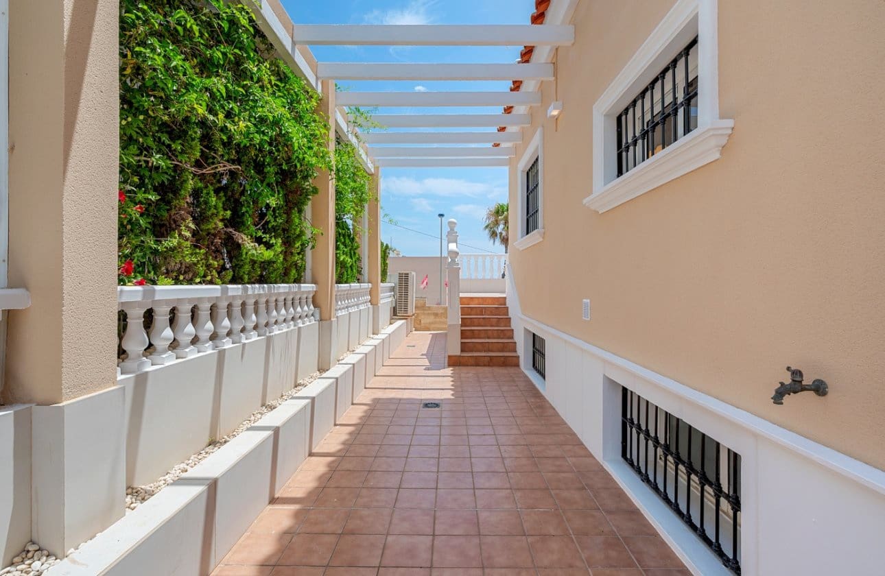 4 soverom Villa til salgs i Torrevieja med svømmebasseng - € 960 000 (Ref: 9137507)