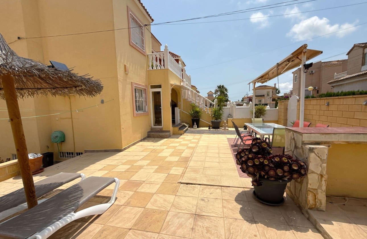 4 bedroom Apartment for sale in Villamartin with pool - € 189,950 (Ref: 9138280)