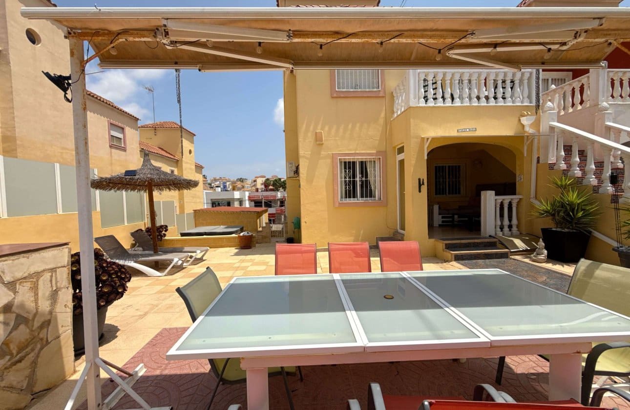 4 bedroom Apartment for sale in Villamartin with pool - € 189,950 (Ref: 9138280)