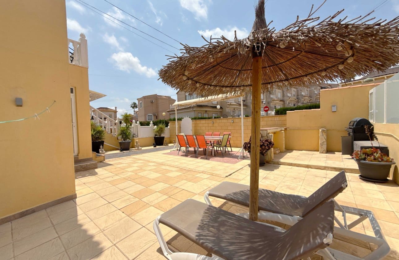 4 bedroom Apartment for sale in Villamartin with pool - € 189,950 (Ref: 9138280)