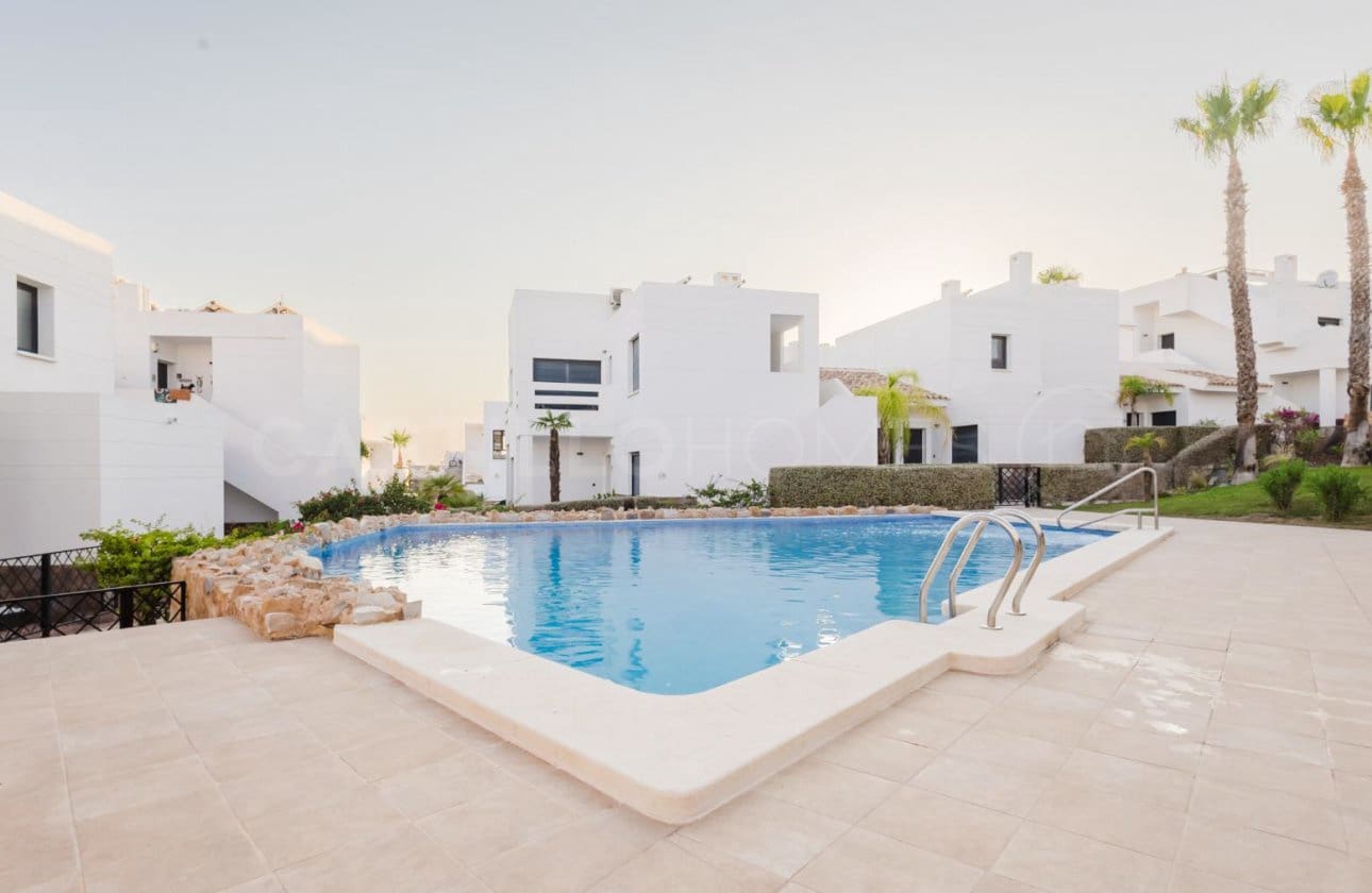 2 soveværelse Penthouse til salg i Villamartin med swimmingpool - € 365.000 (Ref: 9143170)