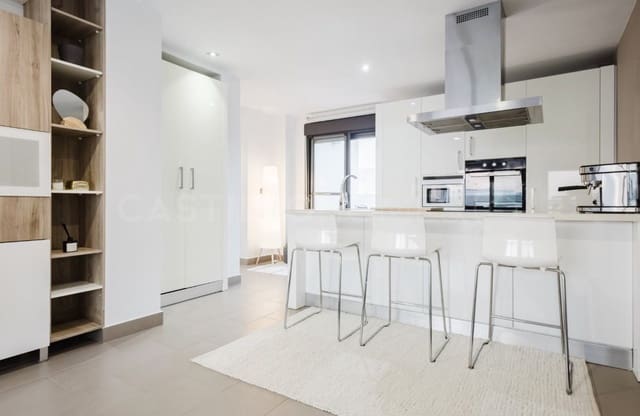 Ático de 2 habitaciones en Villamartin, Orihuela en venta con piscina - 365.000 € (Ref: 9143170)