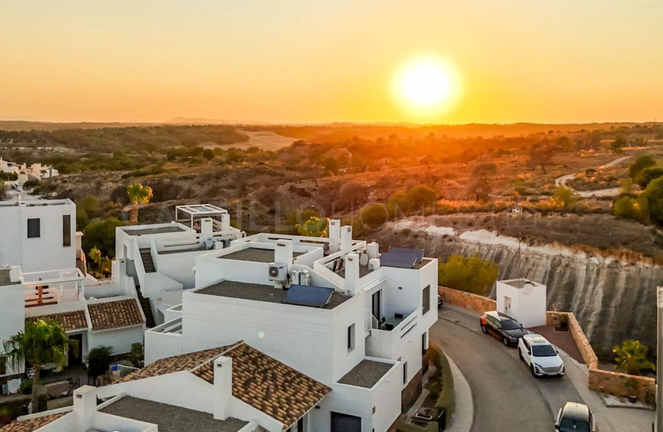 2 soveværelse Penthouse til salg i Villamartin med swimmingpool - € 365.000 (Ref: 9143170)