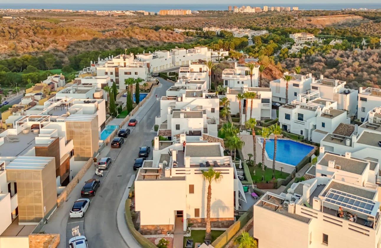 2 soveværelse Penthouse til salg i Villamartin med swimmingpool - € 365.000 (Ref: 9143170)