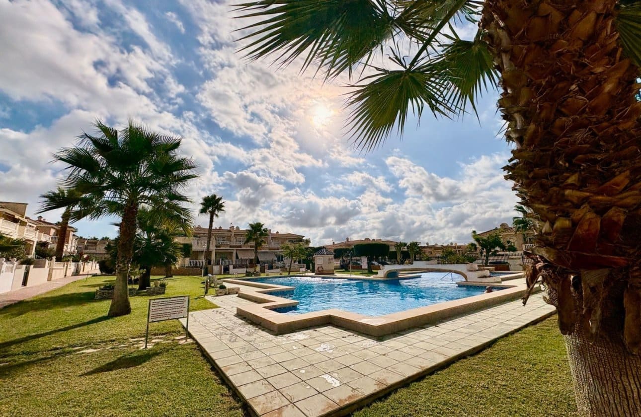 Chalet de 3 habitaciones en Ciudad Quesada en venta con piscina - 249.000 € (Ref: 9233859)