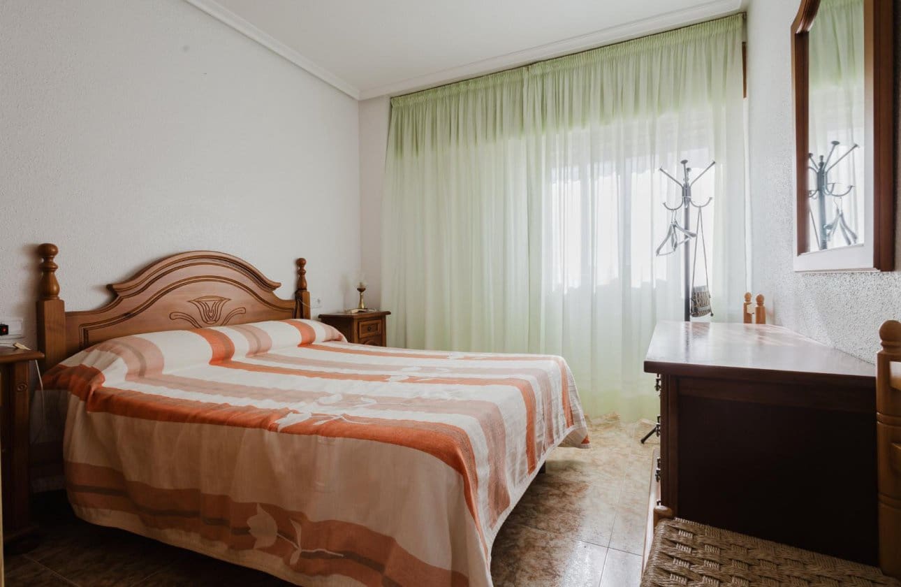 Ático de 2 habitaciones en Torrevieja en venta - 149.500 € (Ref: 9253709)