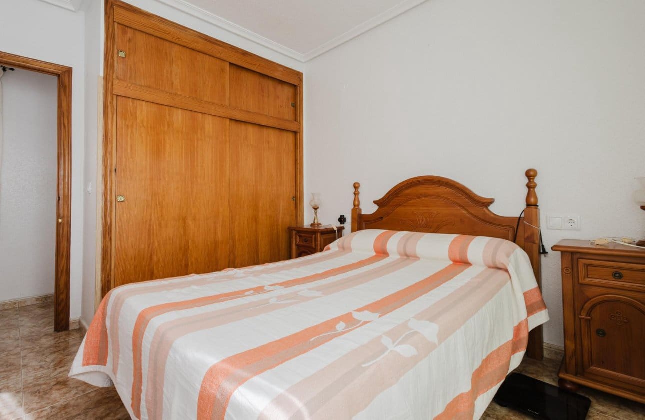 Ático de 2 habitaciones en Torrevieja en venta - 149.500 € (Ref: 9253709)